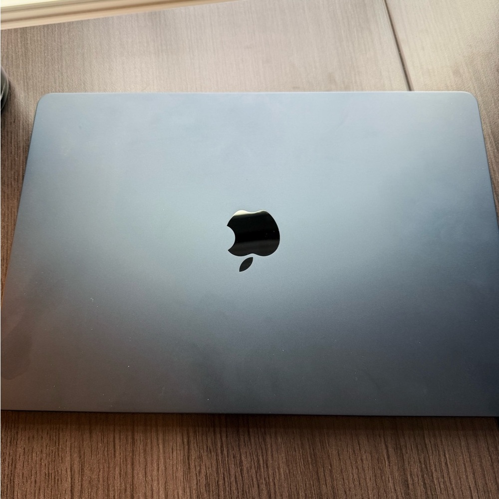 Apple MacBook Air M2 Processor 15 inch - Picture 3 of 6